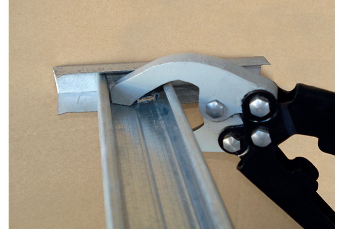 Crimping pliers for rails and uprights